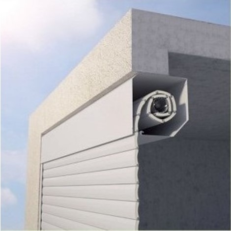 Caméra de surveillance montée sur facade de garage moderne en béton