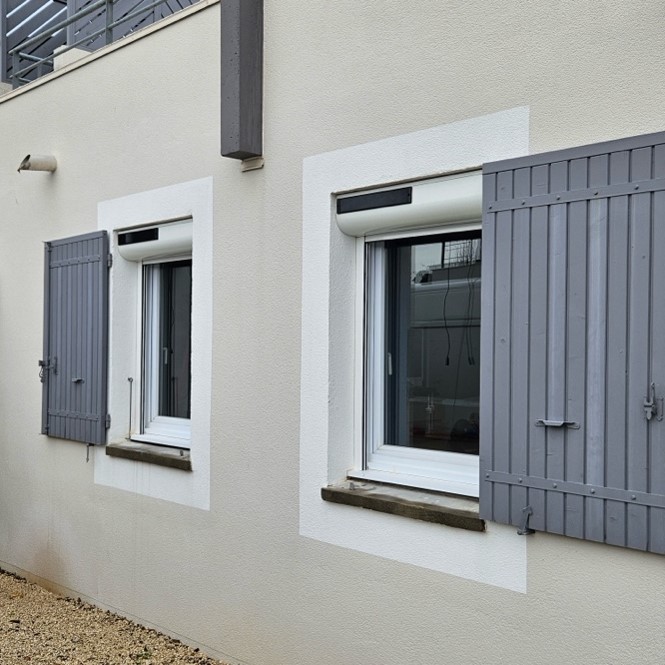 Façade maison moderne fenêtres volets gris acier design contemporain