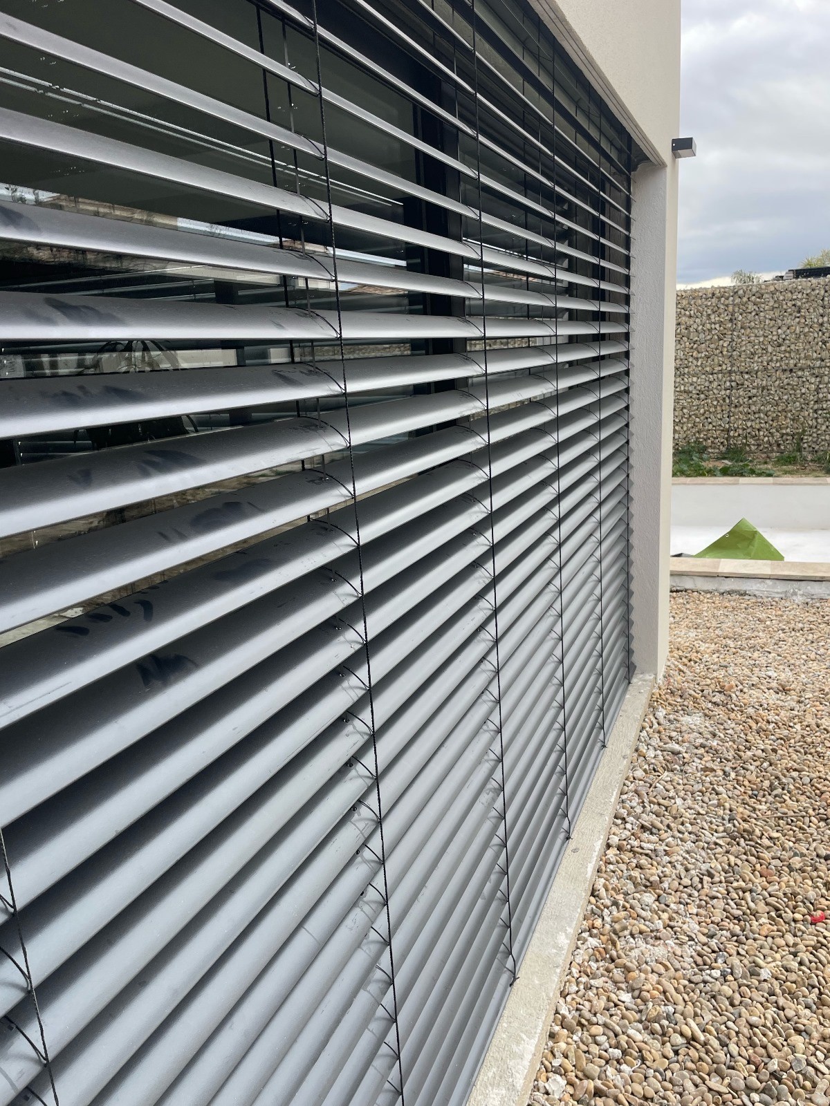 Façade moderne avec panneaux aluminium horizontaux et lames orientables
