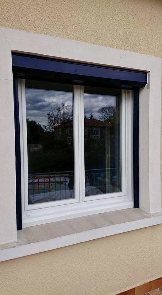 Fenêtre coulissante moderne cadre blanc encadrement noir façade