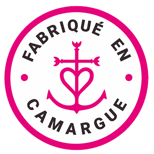 Logo Fabriqué en Camargue avec ancre et cœur rose