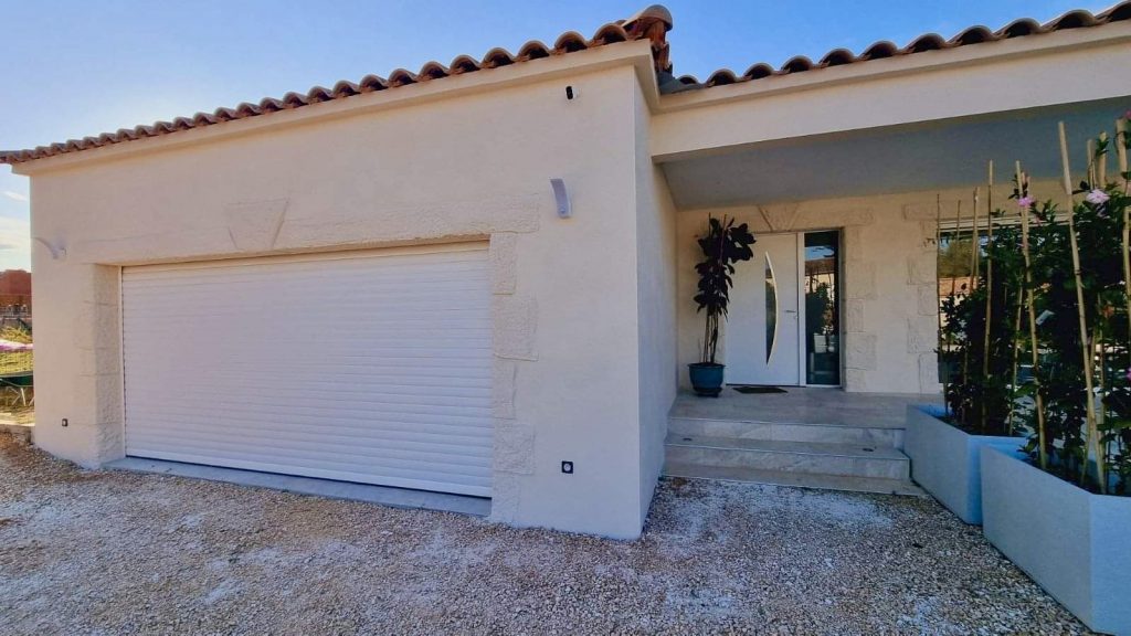 Maison contemporaine blanche avec garage et terrasse aménagée