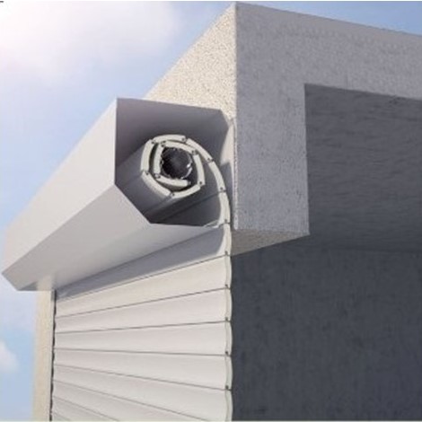 Store enrouleur gris sur façade moderne en pierre et béton
