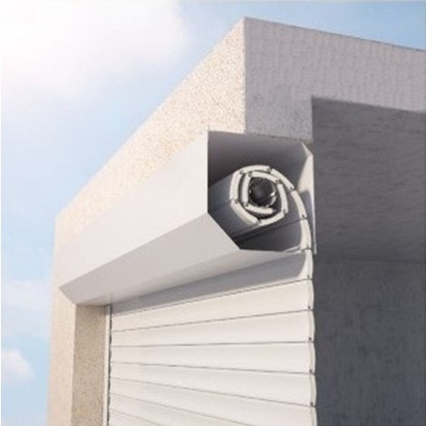 Volet roulant blanc enroulé sur façade grise moderne