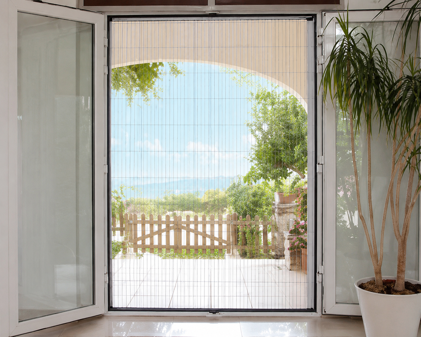Porte-fenêtre avec moustiquaire ouverte sur terrasse et jardin paysager