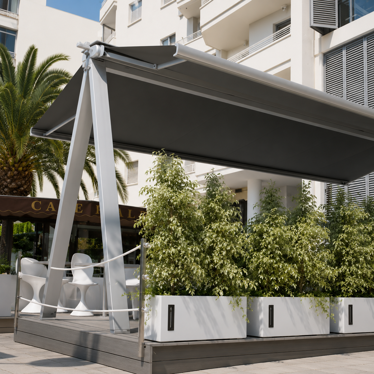 Auvent rétractable noir sur terrasse moderne avec plantes et mobilier blanc