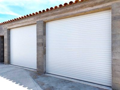 Porte de garage blanche - Fermetures du Sud